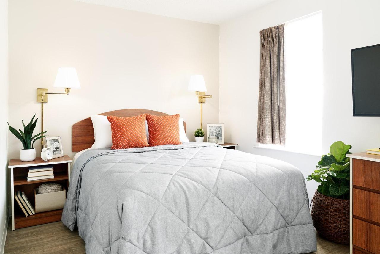Intown Suites Extended Stay Indianapolis In -College Park Michigan Road Exterior photo
